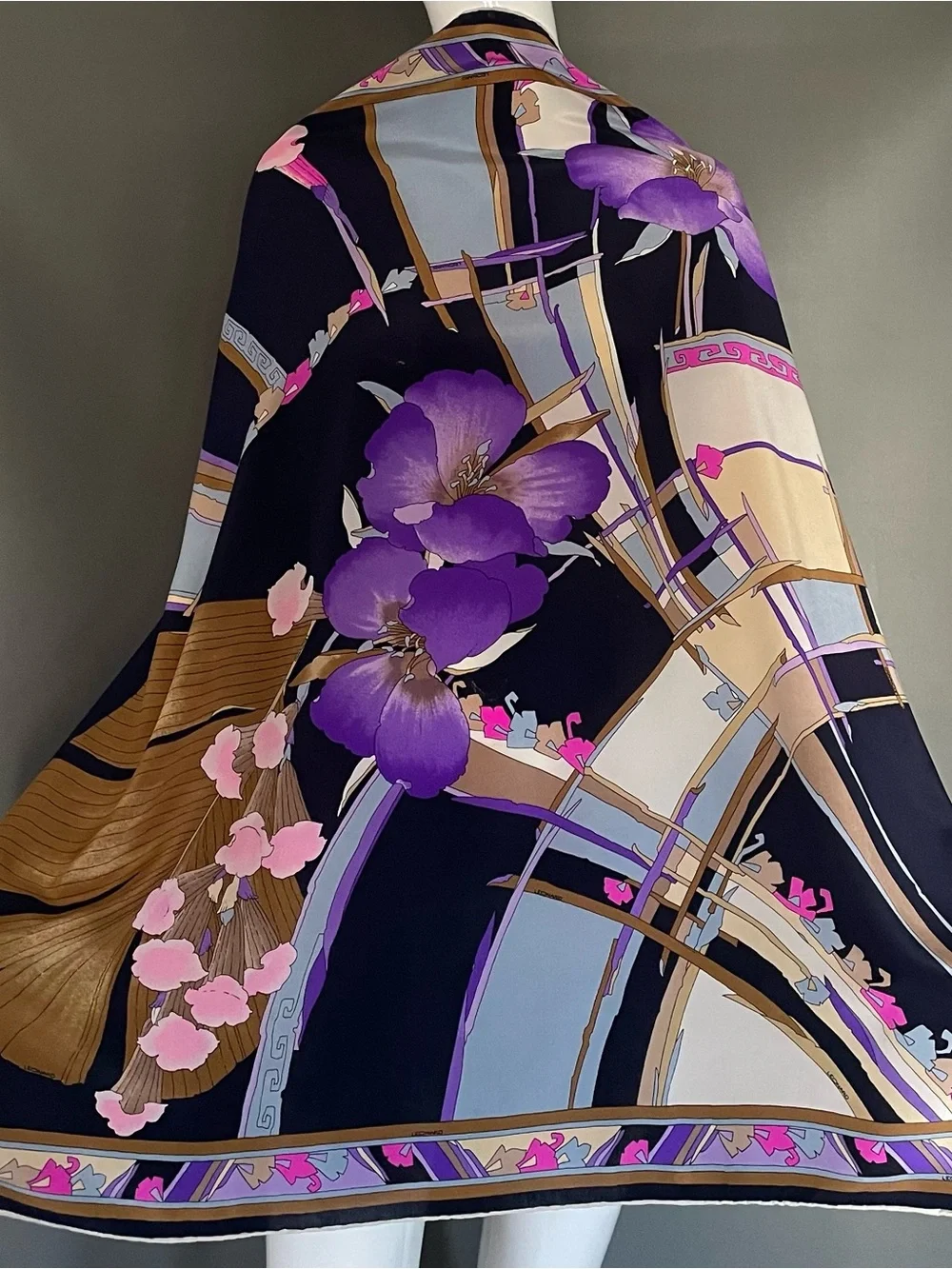 Stunning Vintage Leonard Silk Scarf Bold Print 34 In Sq Excellent Condition